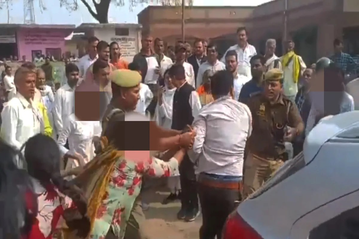 Kanpur News:तहसील परिसर में चप्पलों से पिटा वैज्ञानिक, महिला-बेटियों ने कार से खींचकर की पिटाई, वीडियो वायरल