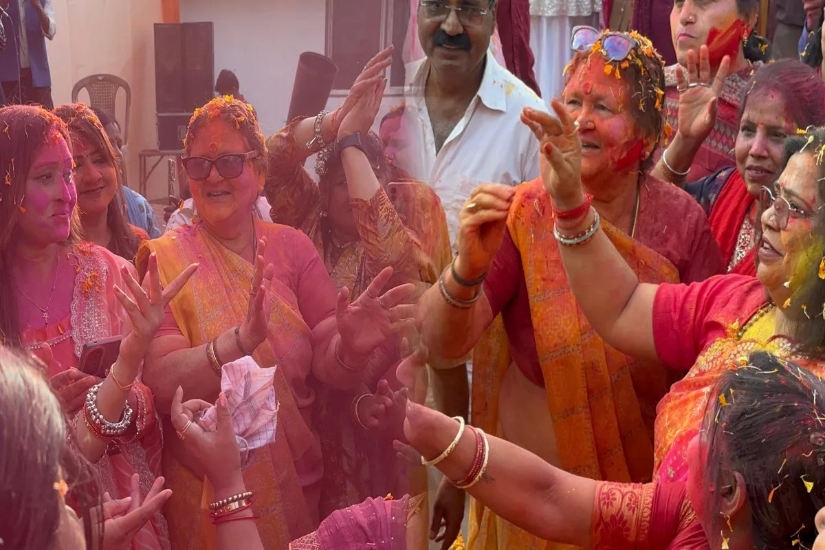 Kanpur News: फूलों की बरसात, गुलाल की बौछार, नगर निगम गेस्ट हाउस में महापौर संग सजी होली की महफिल