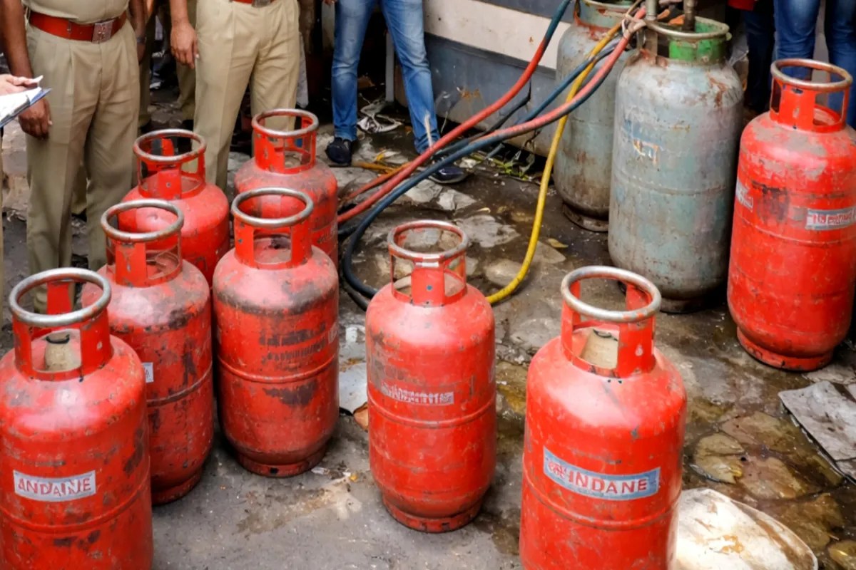 Kanpur News: अवैध गैस रिफिलिंग व दुरुपयोग पर कार्रवाई, दर्ज हुए दो मुकदमे