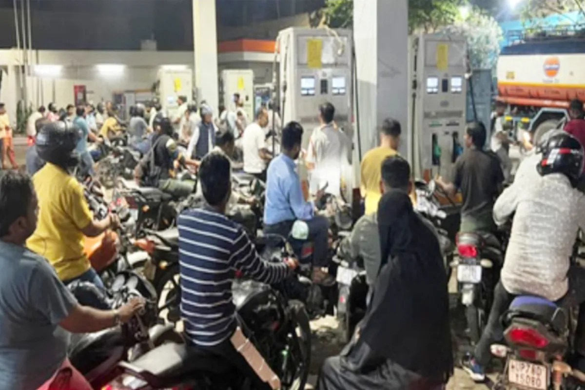 “क्या सच में खत्म होने वाला है पेट्रोल? वायरल मैसेज से दहशत, पंपों पर उमड़ी भीड़—प्रशासन ने बताई हकीकत”