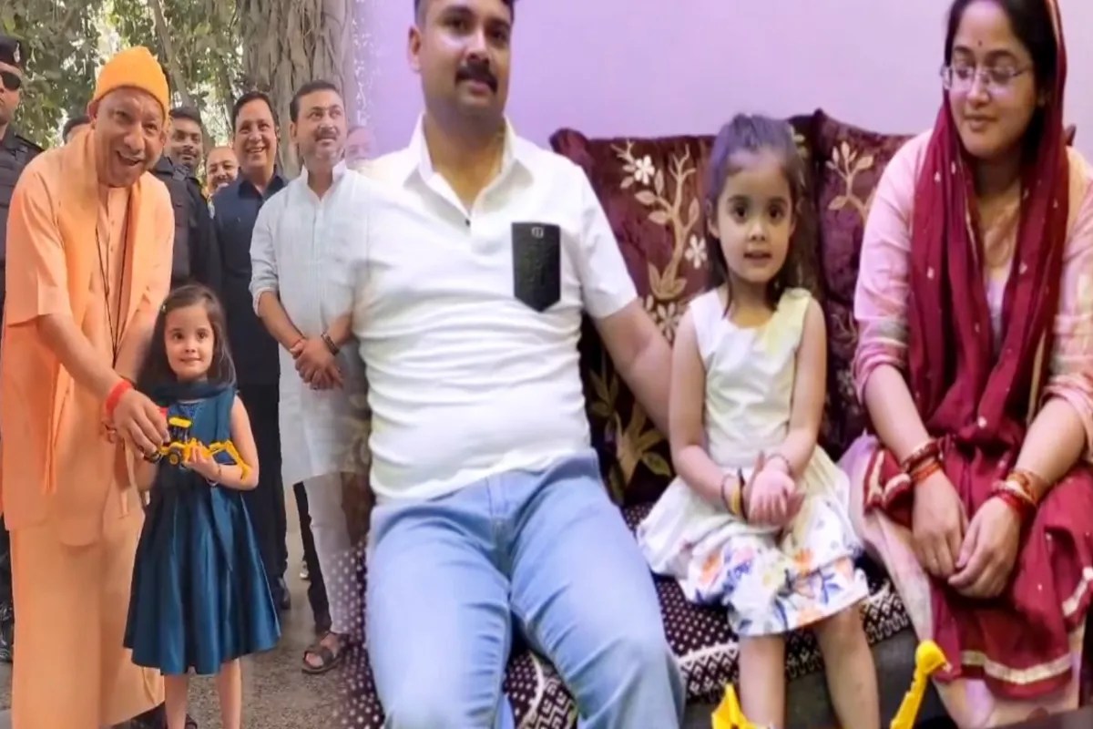 कानपुर लौटते ही गूंजा किस्सा: “आंखें बंद करिए बाबा जी…” और हाथ में थमा दिया बुलडोजर!