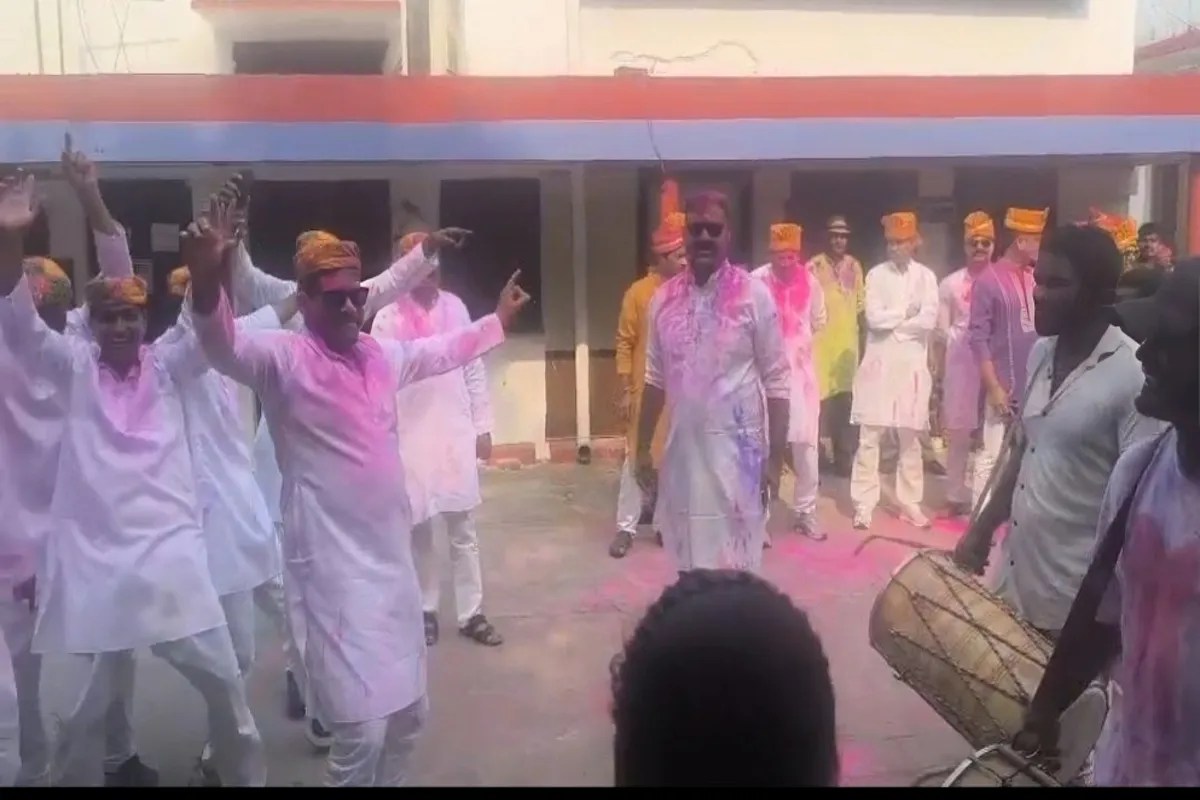 Lucknow Police Celebrate Holi : ड्यूटी के बाद रंगों में डूबी लखनऊ पुलिस, ढोल-नगाड़ों के साथ मनाया होली मिलन समारोह