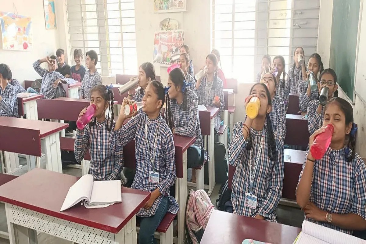 ड्रिंकिंग वॉटर बेल प्रोजेक्ट: घंटी बजते ही कक्षा में बोतल से पानी पीते हैं बच्चे