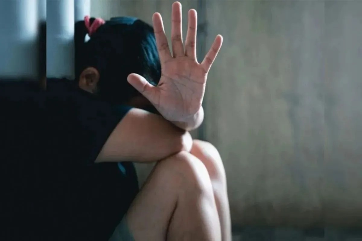 घर में घुसकर दरिंदे ने 8 साल की मासूम की इज्जत पर डाला डाका! ऊपर के कमरे में ले जाकर किया दुष्कर्म