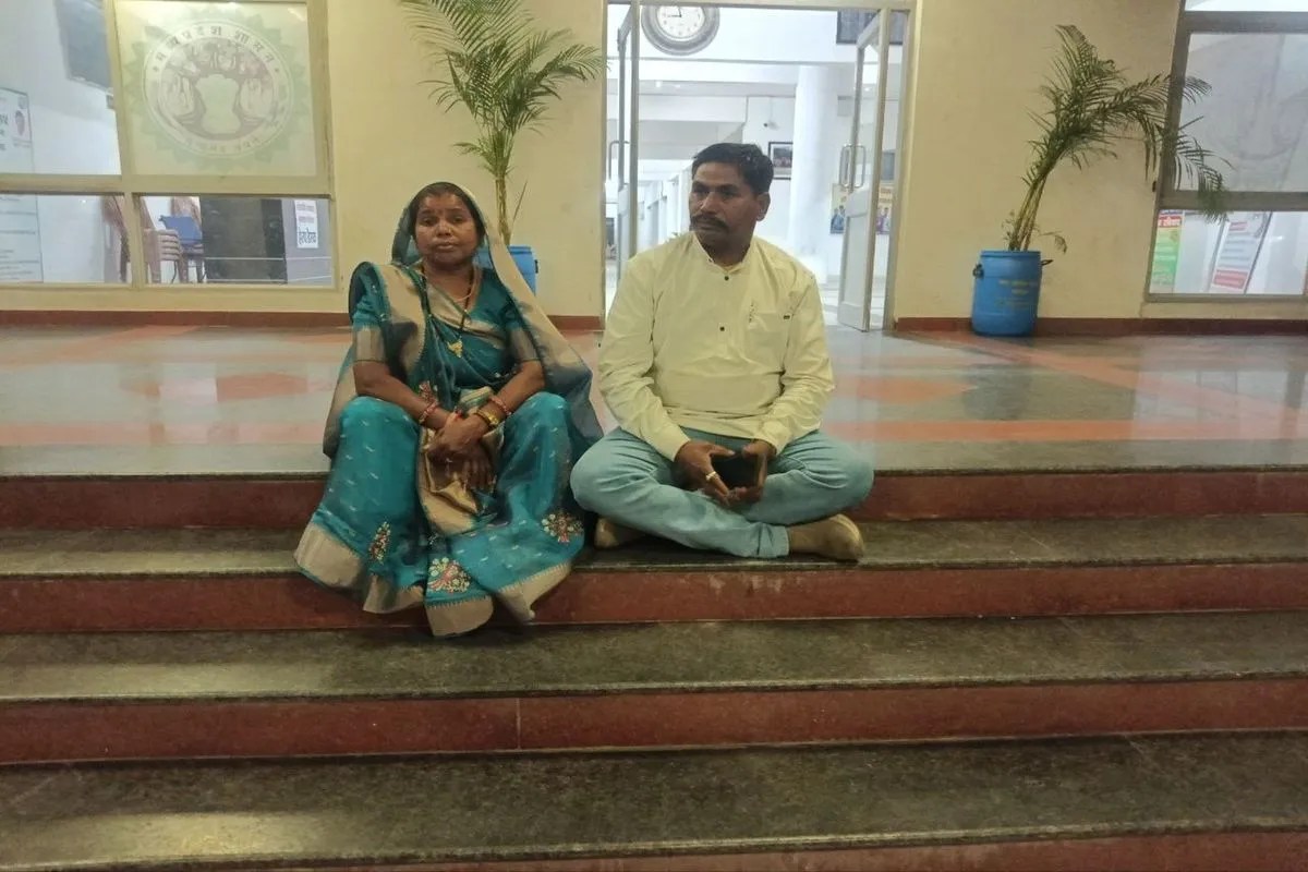 Ratlam Collector ने नहीं दिया मिलने का समय : जिला पंचायत अध्यक्ष पति के साथ बैठी धरने पर