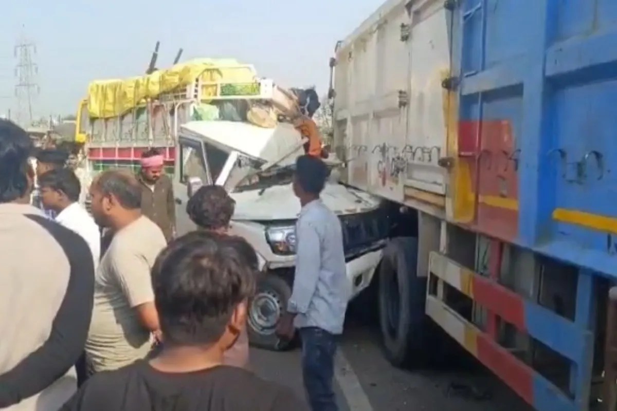 हाईवे किनारे खड़े ट्रेलर में घुसी पिकअप, 8 की मौत, मुंडन संस्कार से लौट रहा था परिवार