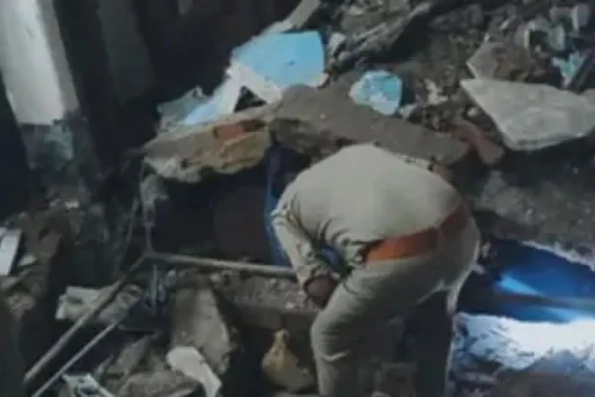 पूर्व विधायक विजय सिंह के घर धमाका, बेटे समेत कई परिवार के लोग घायल, जानें क्या कह रही पुलिस