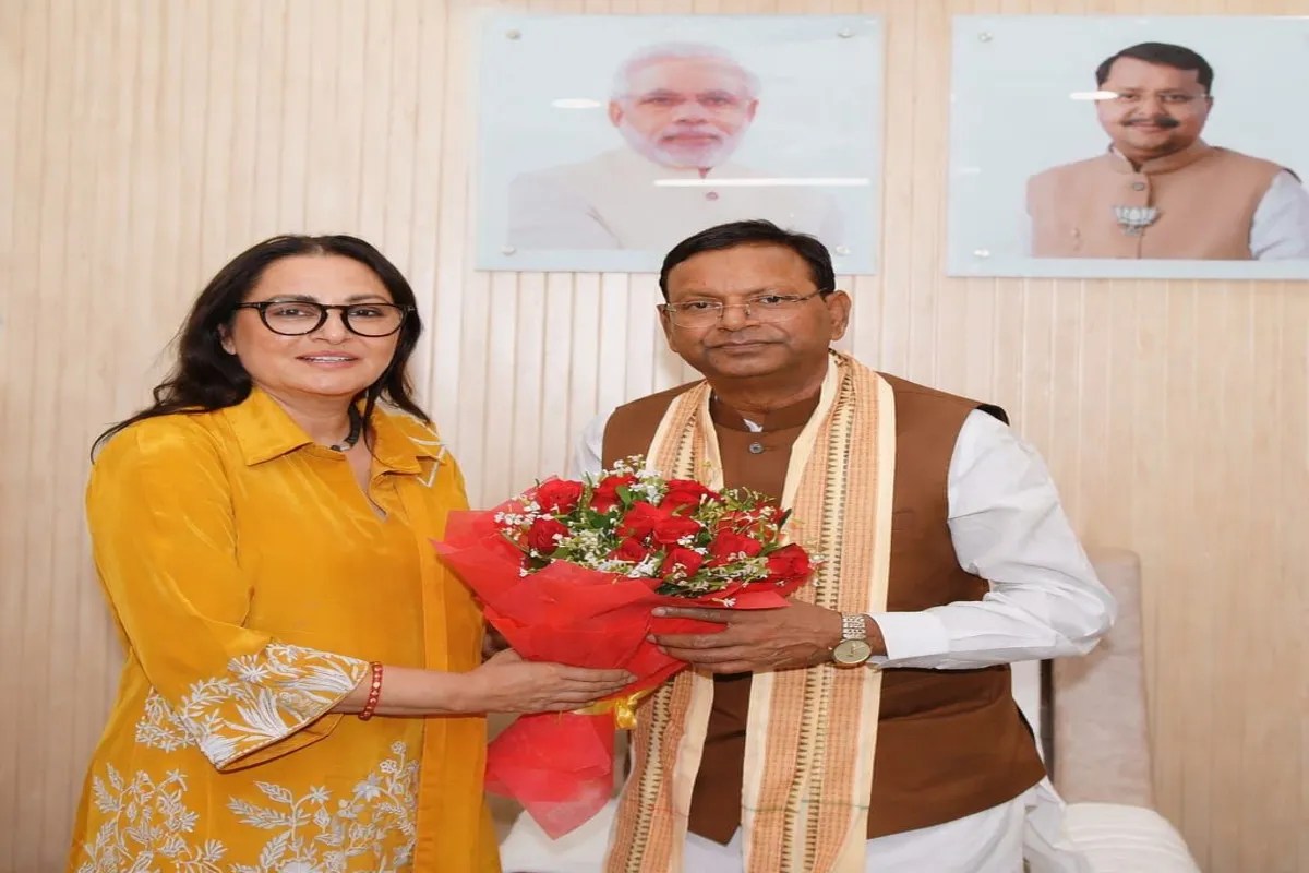 UP Politics: जया प्रदा की सक्रियता से यूपी की सियासत गरम, मुलाकातों ने बढ़ाई हलचल