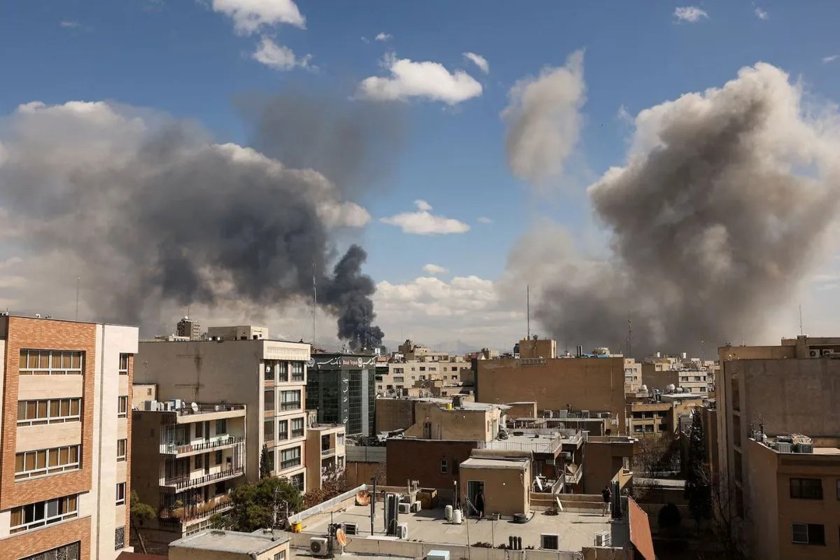 US Israel Iran War: अमेरिका की बड़ी कार्रवाई, Strait of hormuz के पास ईरानी मिसाइल ठिकानों पर गिराए 5000 पाउंड के कई बम