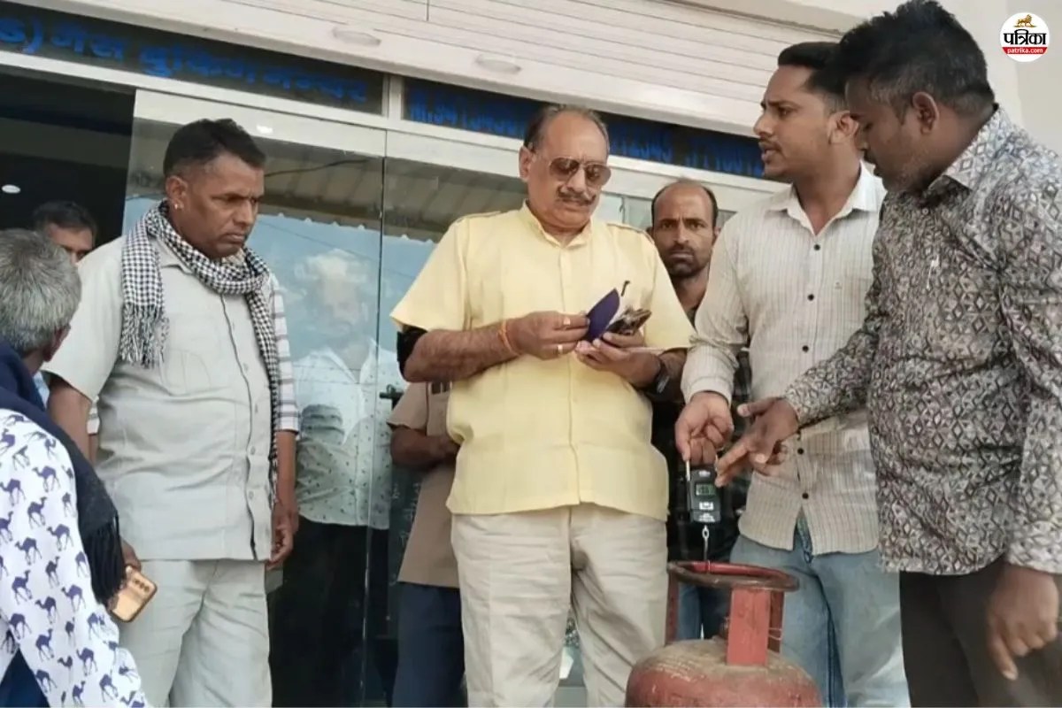 Rajasthan: गैस सिलेंडर में पानी भरकर हो रही थी सप्लाई! एजेंसी पर ग्रामीणों ने जमकर किया हंगामा, पानी निकालकर दिखाया