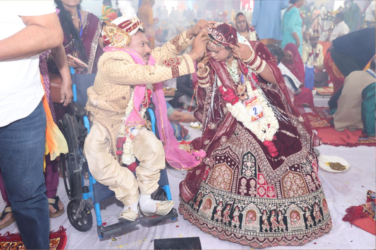 दिव्यांग और जरूरतमंद जोड़ों का सामूहिक विवाह, नारायण सेवा संस्थान में 51 जोड़ों ने लिए सात फेरे