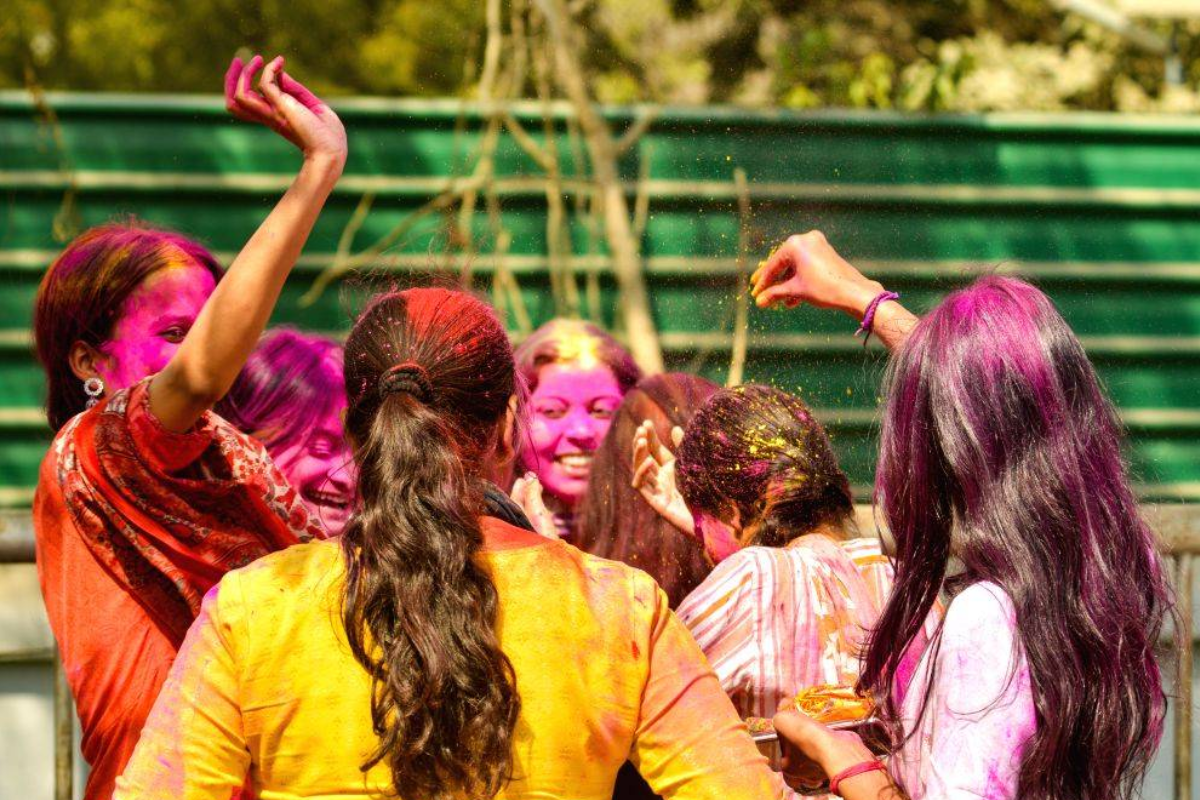 होली की मस्ती पड़ी भारी: निजी यूनिवर्सिटी में क्रेननुमा ढांचा गिरा, 20 छात्र घायल