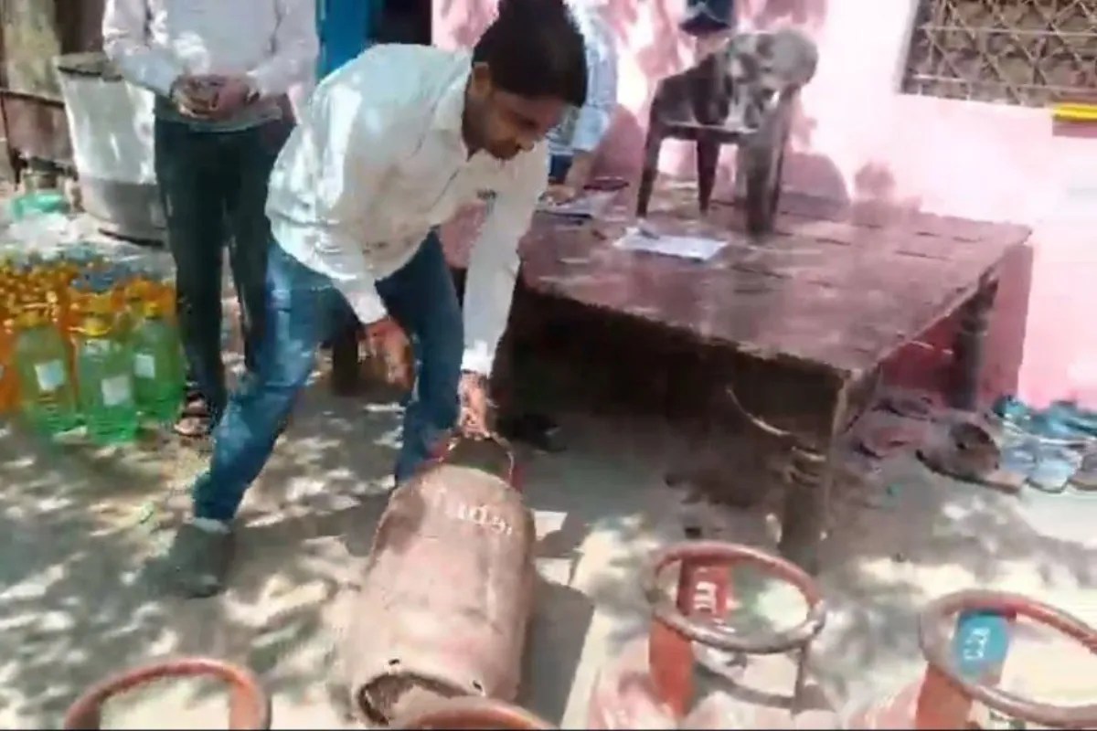 गैस एजेंसी के पंप ऑपरेटर के घर मिला अवैध गैस गोदाम: भारी मात्रा में भरे और खाली सिलेंडर बरामद