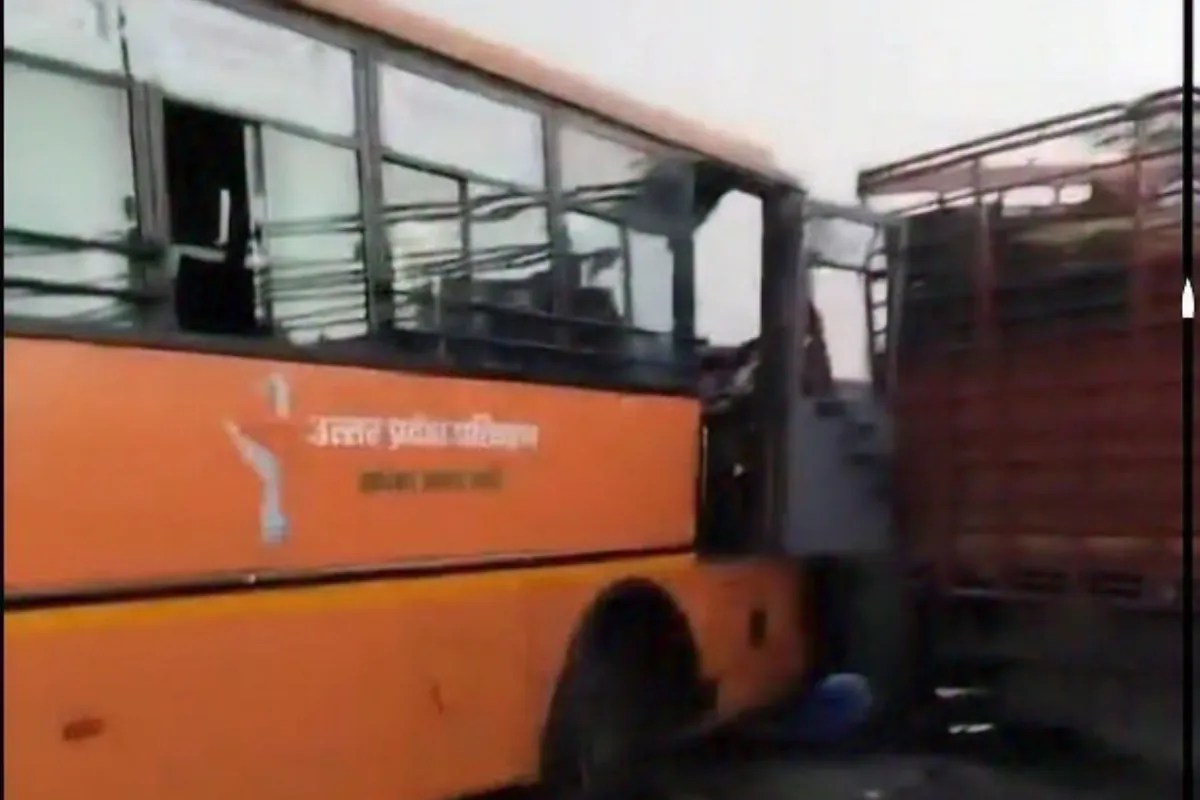 रोडवेज बस-ट्रक-वैन में जबरदस्त टक्कर, बस के परखच्चे उड़े, मचा कोहराम, 13 यात्री घायल