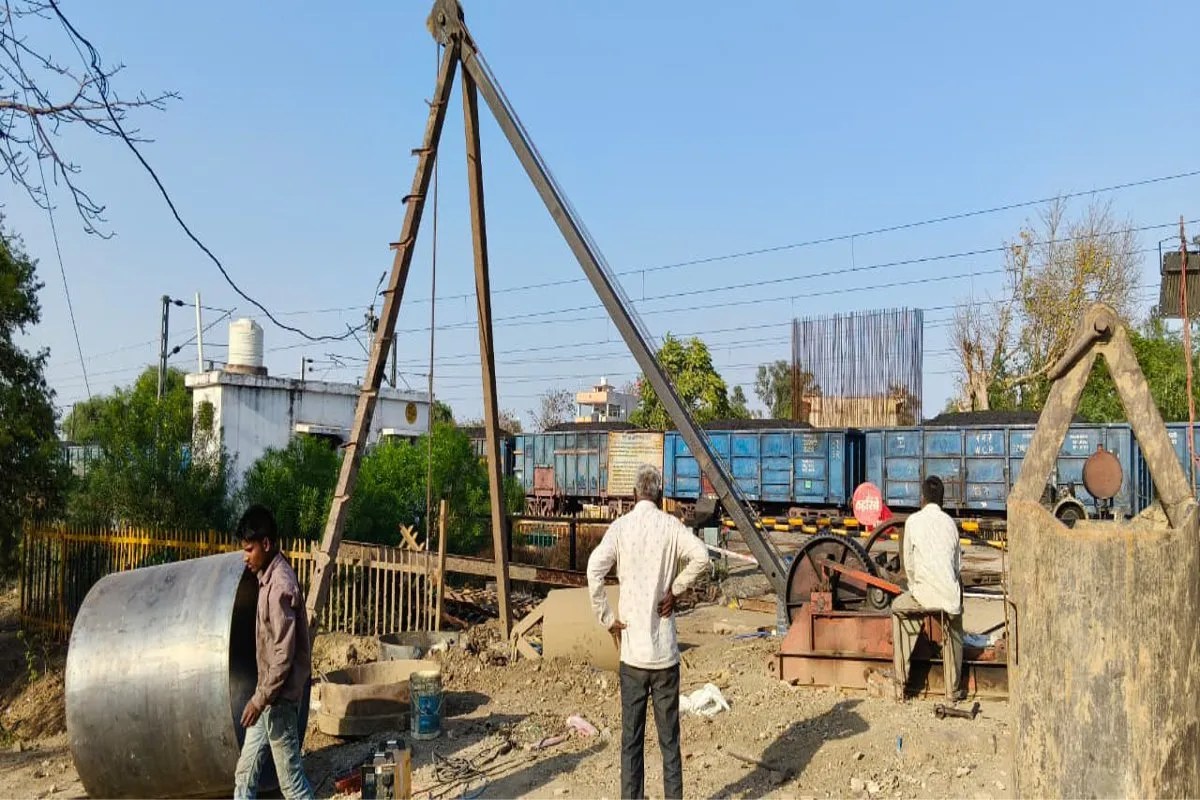धीमी गति: ब्रिज के अंतिम पिलर का गड्ढा तैयार होने में लगेगा डेढ़ माह का समय
