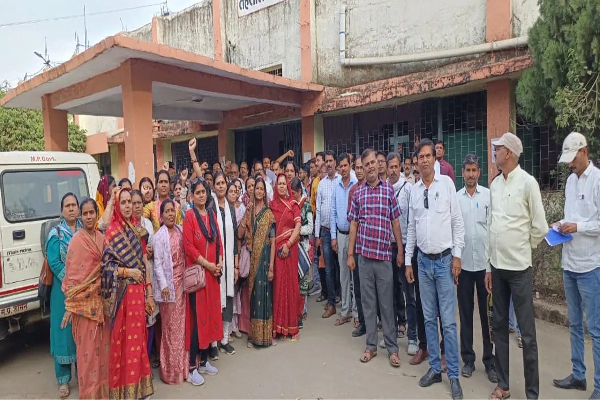 टीइटी अनिवार्यता के खिलाफ शिक्षकों ने किया प्रदर्शन, पुनर्विचार याचिका की मांग को लेकर सीएम के नाम सौंपा ज्ञापन