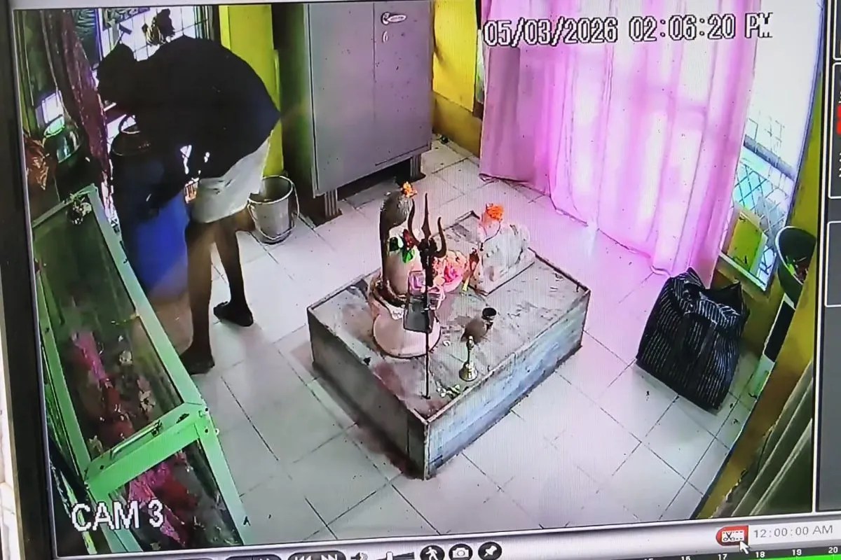दिन दहाड़े मंदिर में घुसकर गैंती से तोड़ा दान पेटी का ताला, चोरी किए रुपए, सीसीटीवी कैमरा में कैद हुई घटना