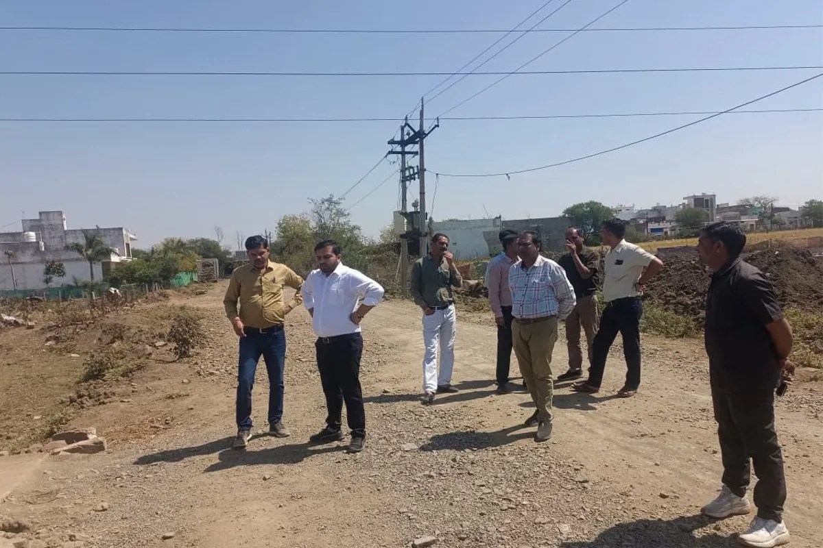 रोक के बाद भी अवैध कॉलोनियों में चल रहा था निर्माण, एसीएमओ ने किया निरीक्षण, हाइटेंशन लाइन के नीचे बन रहा रोड