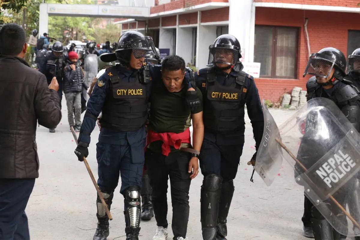 नेपाल में सियासी भूचाल: केपी शर्मा ओली की गिरफ्तारी के बाद भड़की हिंसा, राजधानी काठमांडू में भारी तनाव