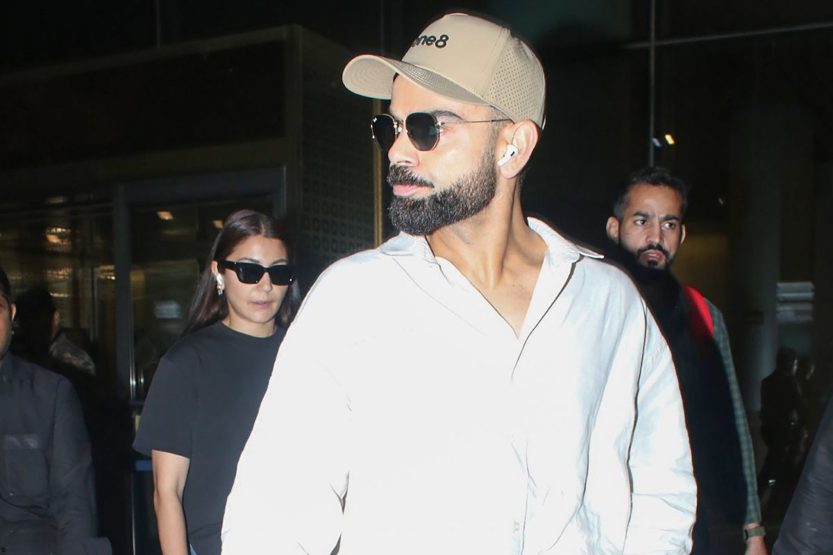 IPL 2026 में RCB के खिताब को बचाने बेंगलुरु पहुंचे विराट कोहली, एक झलक पाने को बेताब दिखे फैन, वीडियो वायरल