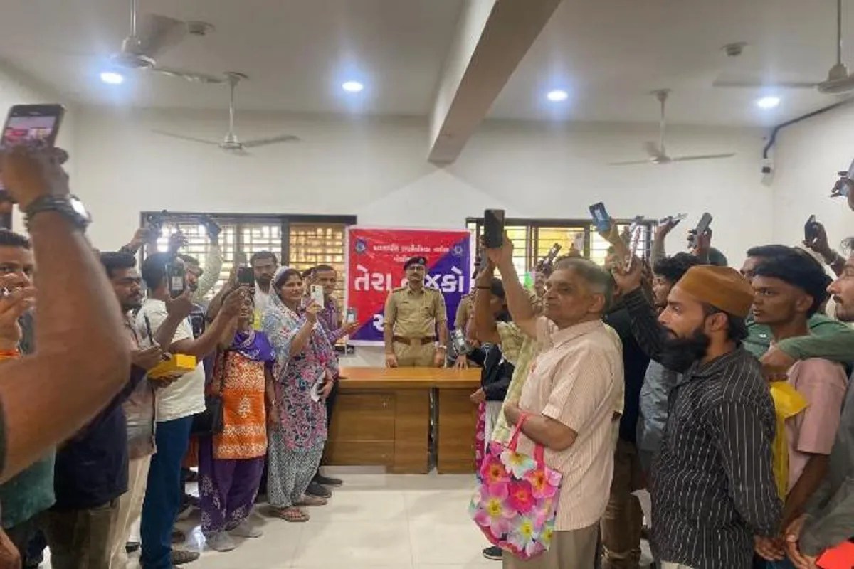 Video News: अहमदाबाद के जोन 6 क्षेत्र में पुलिस ने 100 लोगों के खोए फोन खोजकर लौटाए