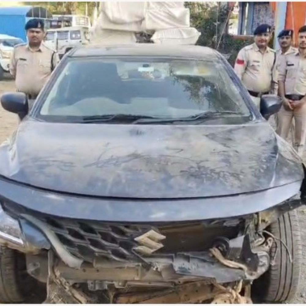 पन्ना में अवैध शराब जब्त, तस्कर फरार:घेराबंदी देख खेत में कार छोड़ी, 8 पेटी शराब और बलेनो जब्त