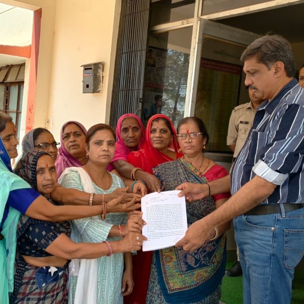 शराब दुकान के विरोध में सड़क पर उतरीं महिलाएं:धार में अस्पताल और मंदिर के पास है ठेका; परेशान होकर SP को सौंपा ज्ञापन