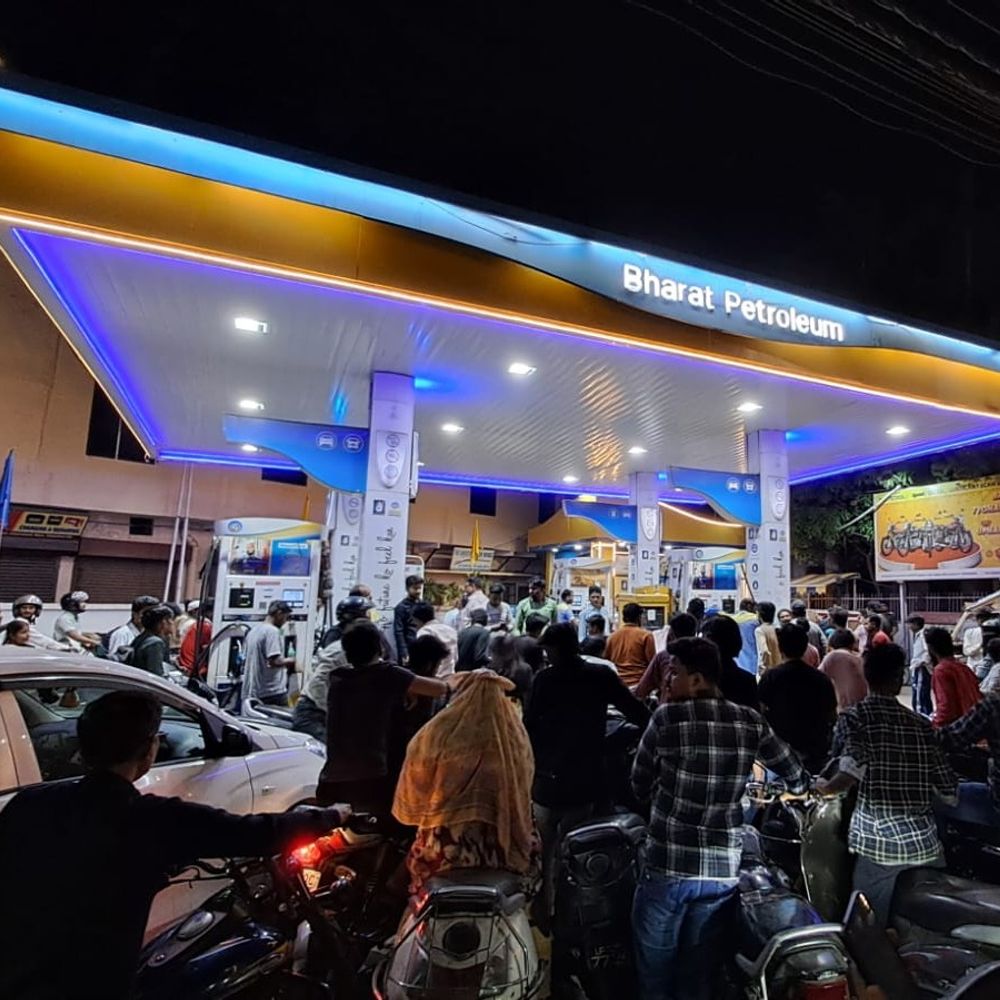 प्रयागराज में फैली पेट्रोल खत्म होने की अफवाह:पेट्रोल पंपों पर उमड़ी तेल भरवाने को भीड़, BPCL ने कहा- आपूर्ति सामान्य