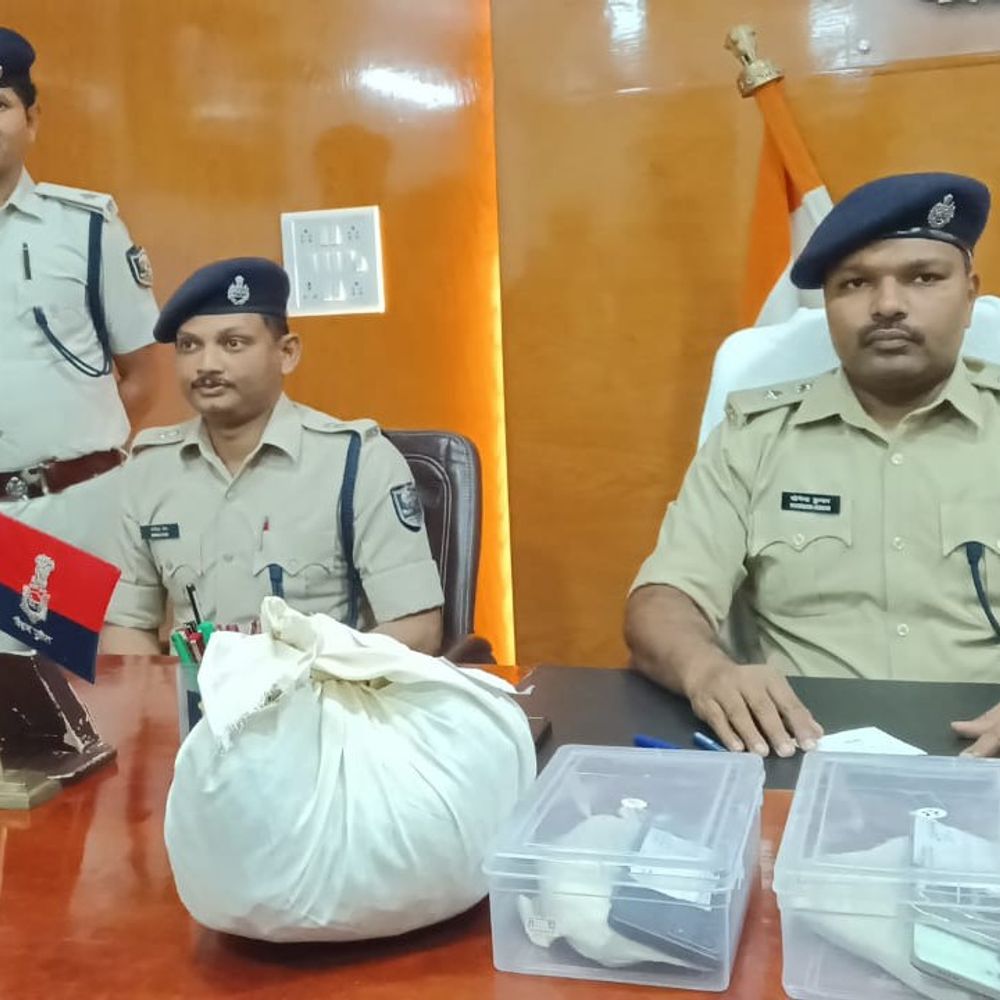 राजनगर पुलिस ने चार हिस्ट्रीशीटर अपराधी किए गिरफ्तार:मधुबनी में बैंककर्मी लूट का खुलासा; अवैध हथियार, गांजा, लूटी बाइक बरामद