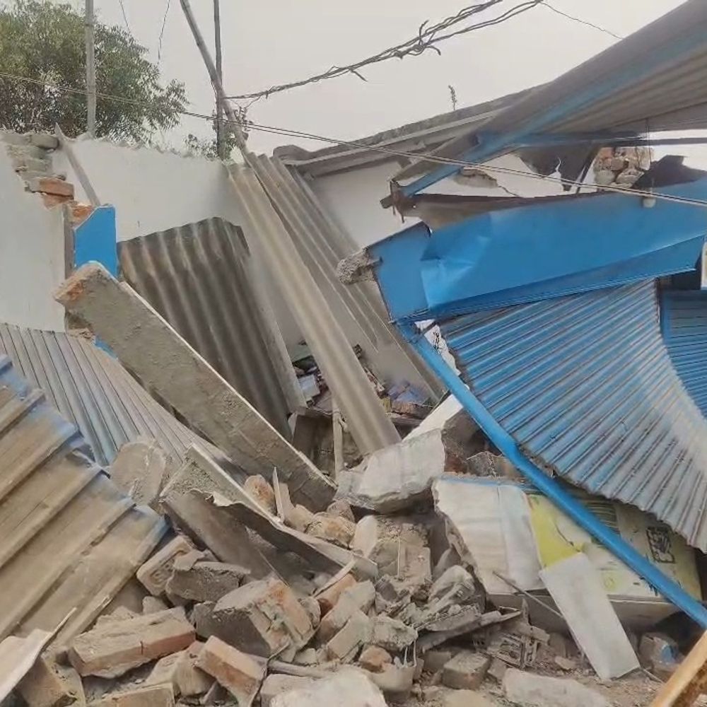 ईस्ट बसुरिया में तेज रफ्तार कार दुकान में घुसी:दो कार के बीच रेस लगाने के दौरान हुई घटना, दुकान मालिक को 5 लाख का नुकसान