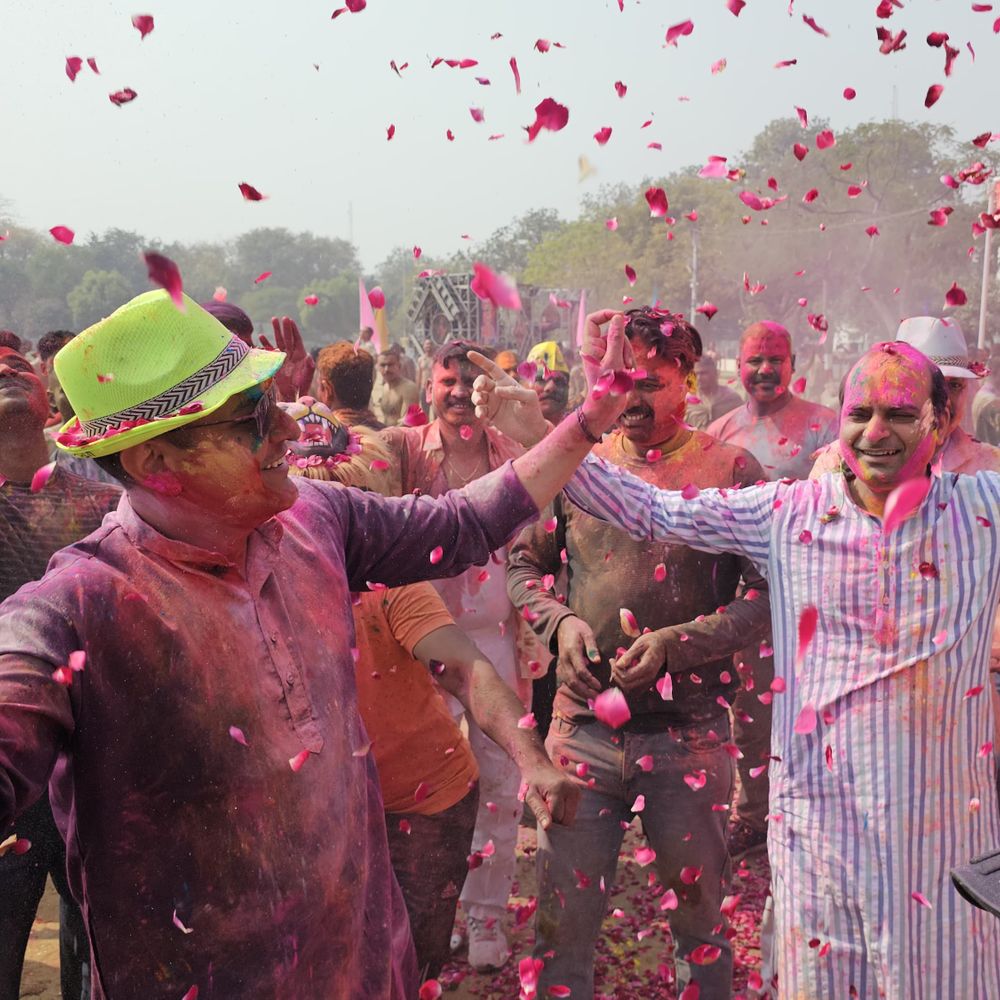 प्रतापगढ़ पुलिस लाइन में डीएम-एसपी ने खेली होली:जवानों संग रंग-गुलाल, फूलों की वर्षा और डीजे पर थिरके अधिकारी