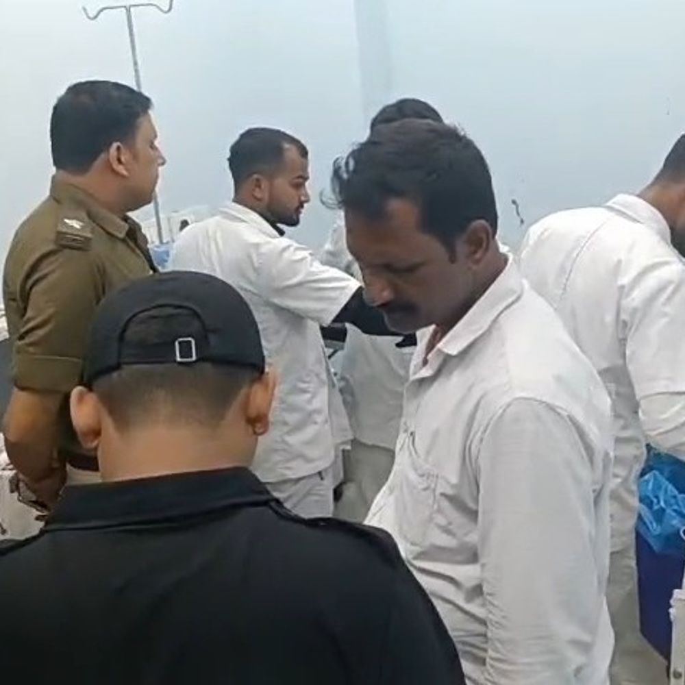 गोपालगंज में स्कूल वैन ड्राइवर की पिटाई:बाइक से टक्कर के बाद आक्रोशित लोगों ने किया हमला, गंभीर घायल