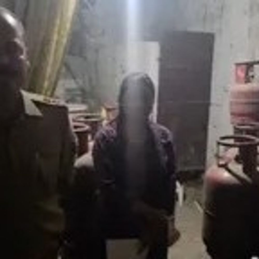 LPG किल्लत के बीच एक मकान से 40 सिलेंडर बरामद:हापुड़ में अवैध भंडारण का शक, सभी को जब्त कर युवक पर कार्रवाई