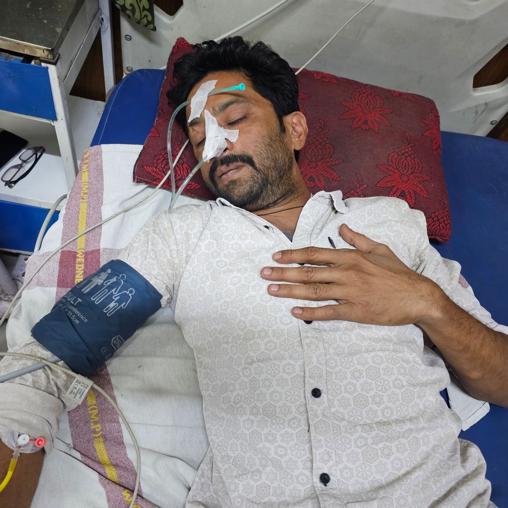 42 लाख के विवाद में स्कूल संचालक ने खाया जहर:जिला अस्पताल में भर्ती; पांच लोगों पर की कार्रवाई और पैसे दिलाने की मांग