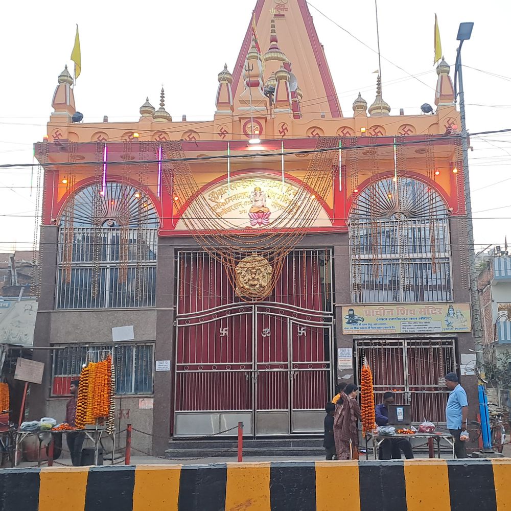 चंद्रग्रहण के कारण मंदिरों के पट बंद:गोपालगंज के थावे मंदिर में दर्शन पर रोक,परिसर के बाहर भक्तों की भीड़ जुटी