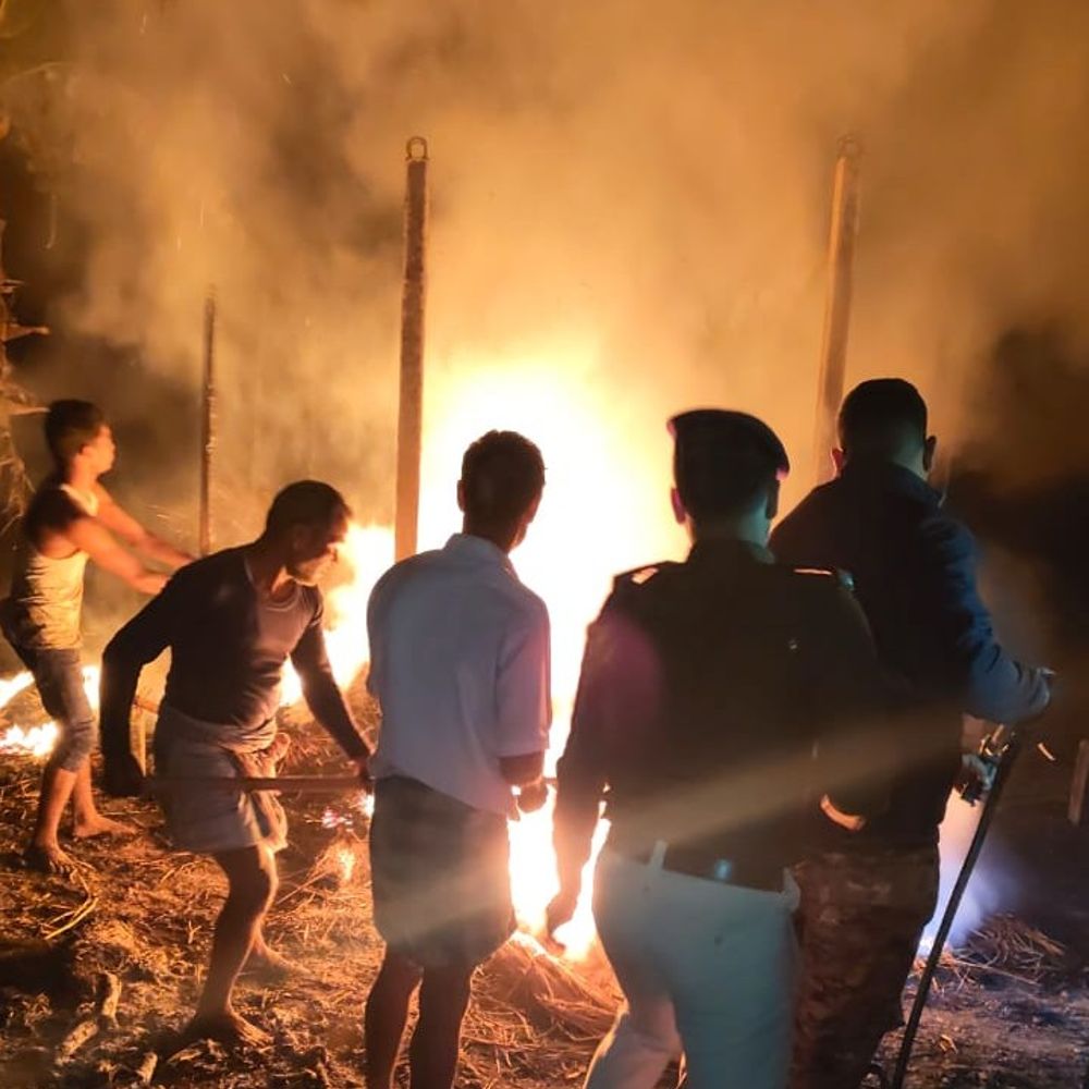 किशनगंज में सुबह आग से पुआल और मवेशी घर जले:तीन परिवारों को करीब एक लाख का नुकसान, फायर ब्रिगेड ने पाया काबू, मुआवजे की मांग