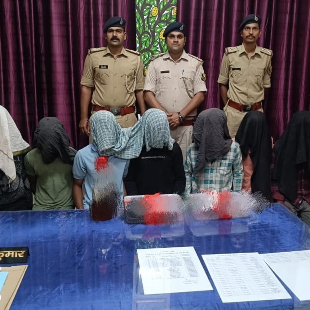 जमुई के गरसंडा पुल के पास 8 अरेस्ट:पुलिस ने कट्टा-कारतूस बरामद किए; 50 लाख डकैती का आरोपी भी पकड़ा