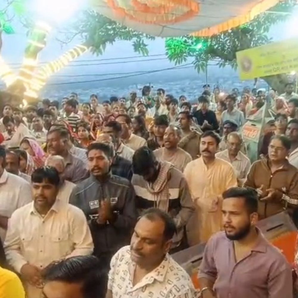 चैत्र नवरात्रि शुरू, माता टेकरी पर उमड़ी भक्तों की भीड़:कलेक्टर ने की पूजा; डॉक्टर, एंबुलेंस, व्हीलचेयर, स्ट्रेचर और दमकल 24 घंटे उपलब्ध