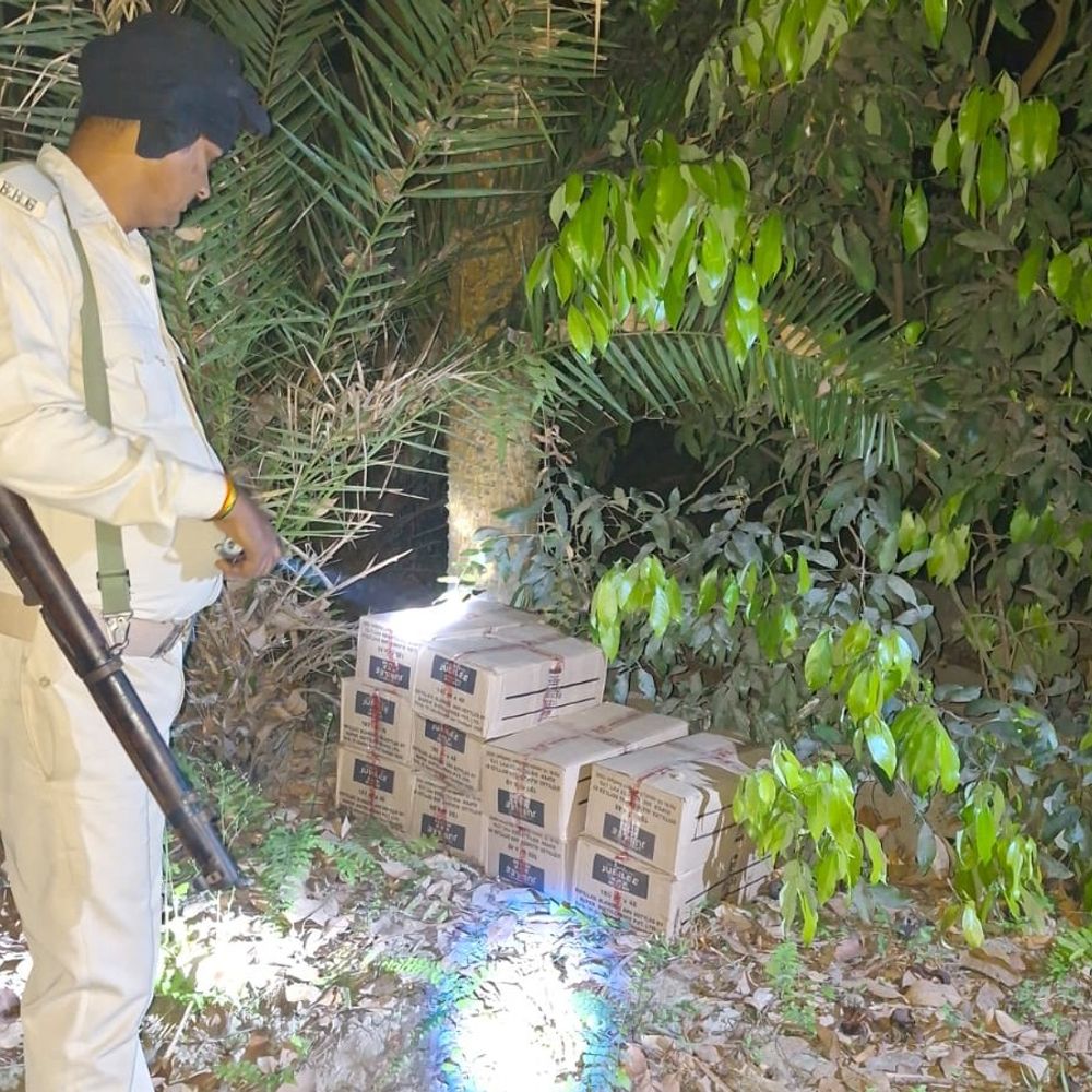 गरहां पुलिस ने लीची बगान से शराब बरामद की:डेढ़ लाख से अधिक की 13 कार्टून विदेशी शराब जब्त, अज्ञात पर FIR