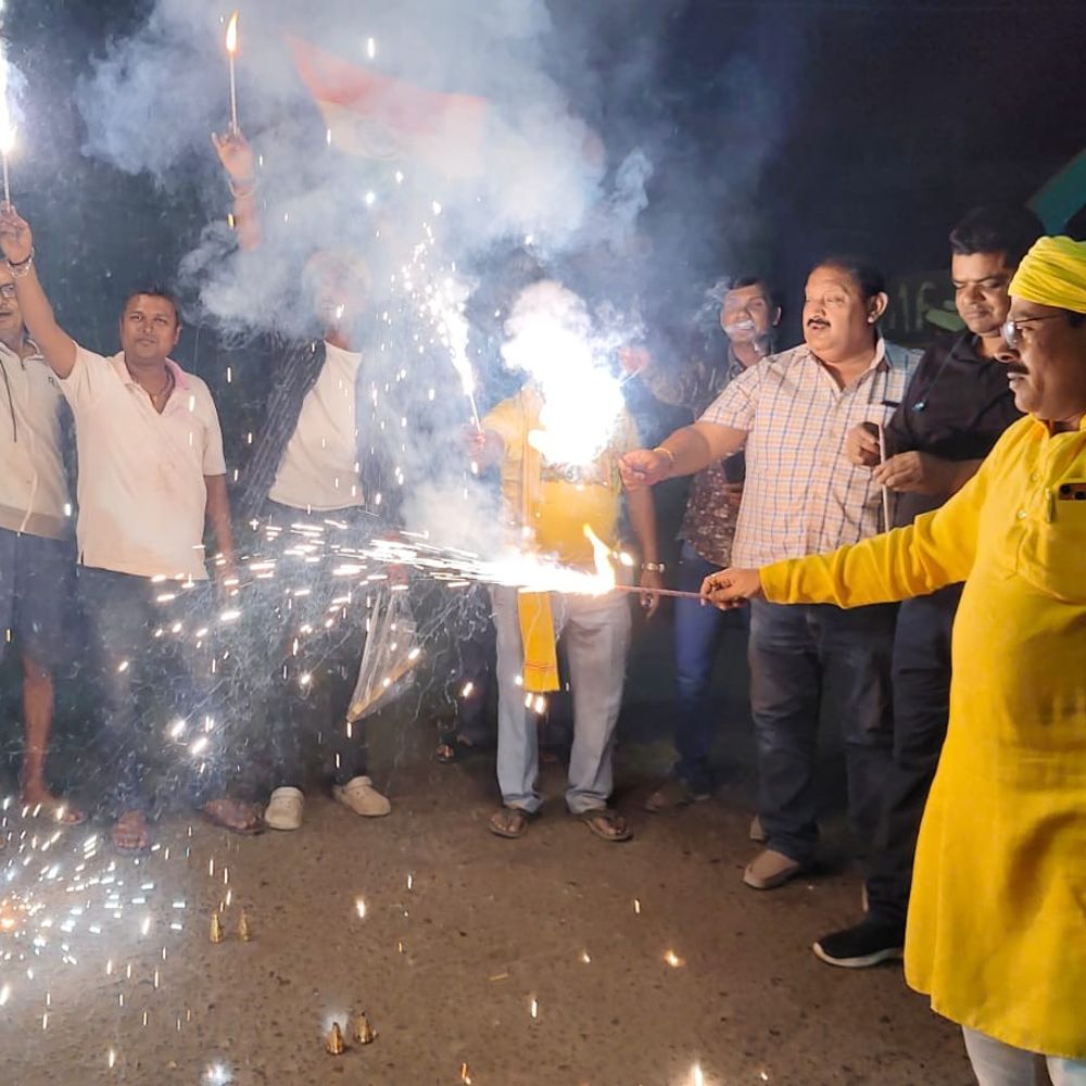 मुजफ्फरपुर में टीम इंडिया की जीत पर जश्न:कल्याणी चौक पर आतिशबाजी, लोगों ने एक-दूसरे को बांटी मिठाइयां; नाच-गाना भी चला