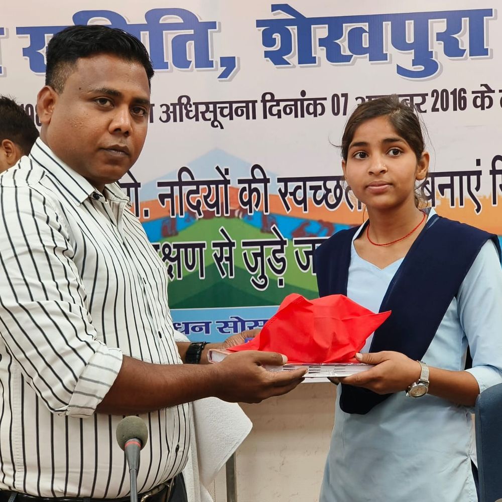 शेखपुरा में मैट्रिक टॉपर्स का सम्मान:डीएम ने प्रशस्ति पत्र दिए, टॉप-10 छात्रों से की बातचीत, करियर को लेकर दी सलाह