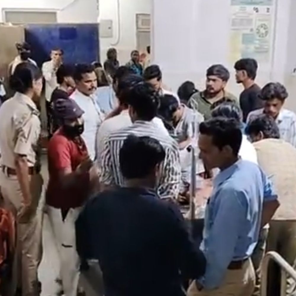 पनवाड़ा मेला रोड पर ऑटो-बाइक की भिड़ंत:विधायक के बेटे नितिन मल्होत्रा गंभीर घायल; शिवपुरी रेफर