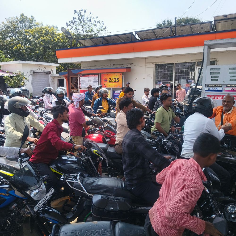 सिद्धार्थनगर में पेट्रोल-डीजल संकट:80% पंप सूखे, घंटों लाइन में लगे लोग; प्रशासन बोला- कोई कमी नहीं