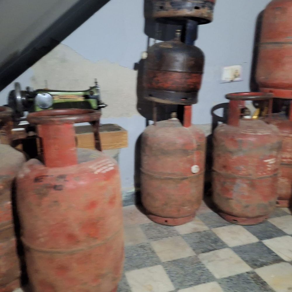 महेंद्रगढ़ में LPG की कालाबाजारी, 30 गैस सिलेंडर किए जब्त:एक आरोपी गिरफ्तार, पिकअप बरामद, सीएम फ्लाइंग टीम की छापेमारी