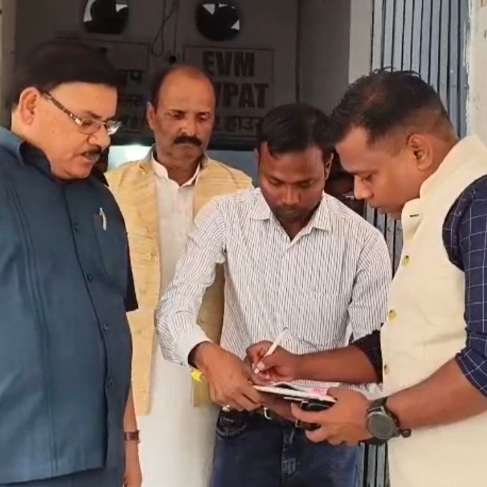 DM ने किया EVM वेयरहाउस का क्वार्टरली इंस्पेक्शन:पॉलिटिकल पार्टी के प्रतिनिधियों की मौजूदगी में सुरक्षा व्यवस्था का लिया जायजा