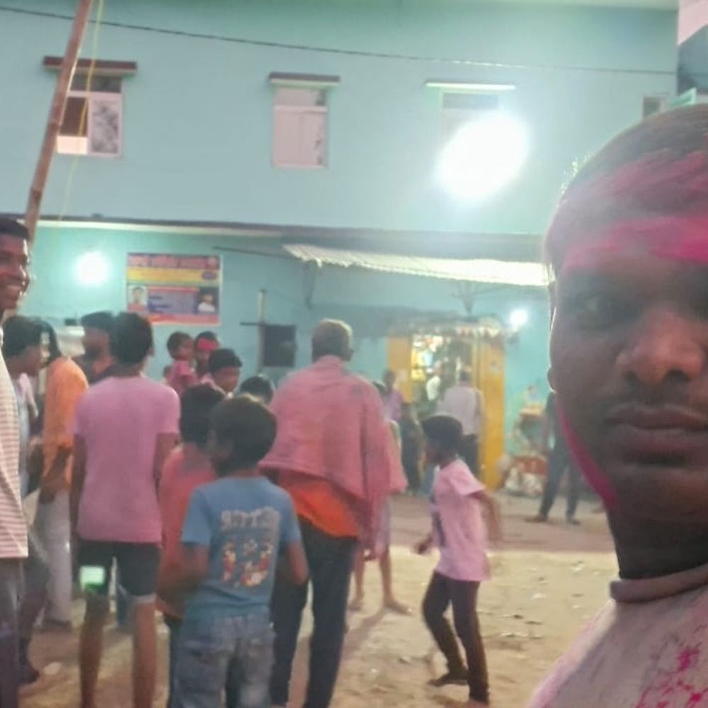 बलवापर गांव में होली पर मटका फोड़ प्रतियोगिता:गांव के युवाओं में दिखा उत्साह, देखने के लिए उमड़े स्थानीय लोग