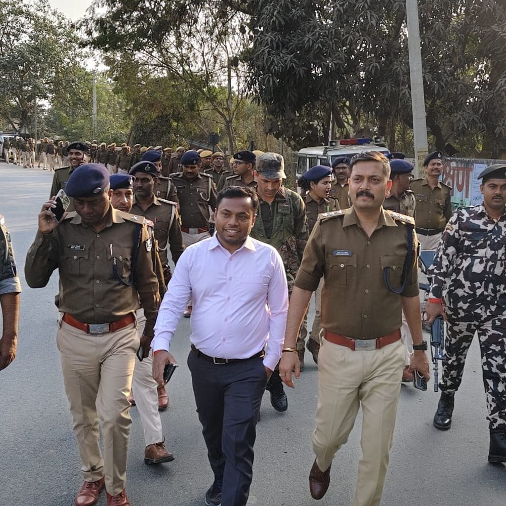 शहर में सुरक्षा बलों का फ्लैग मार्च, लोगों को निश्चिंत होकर पर्व मनाने का दिया भरोसा