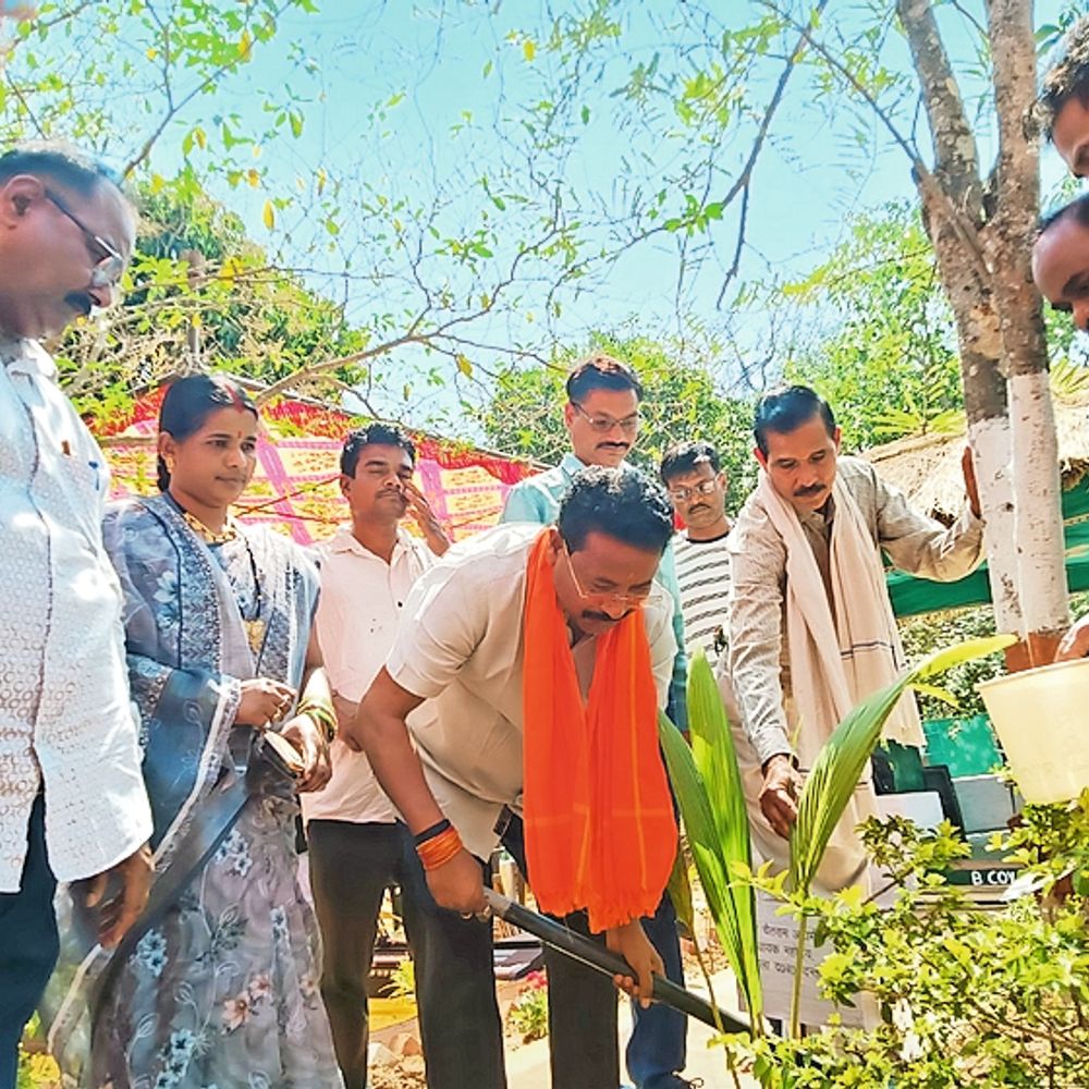 कैंप में जवानों के साथ विधायक ने मनाई होली