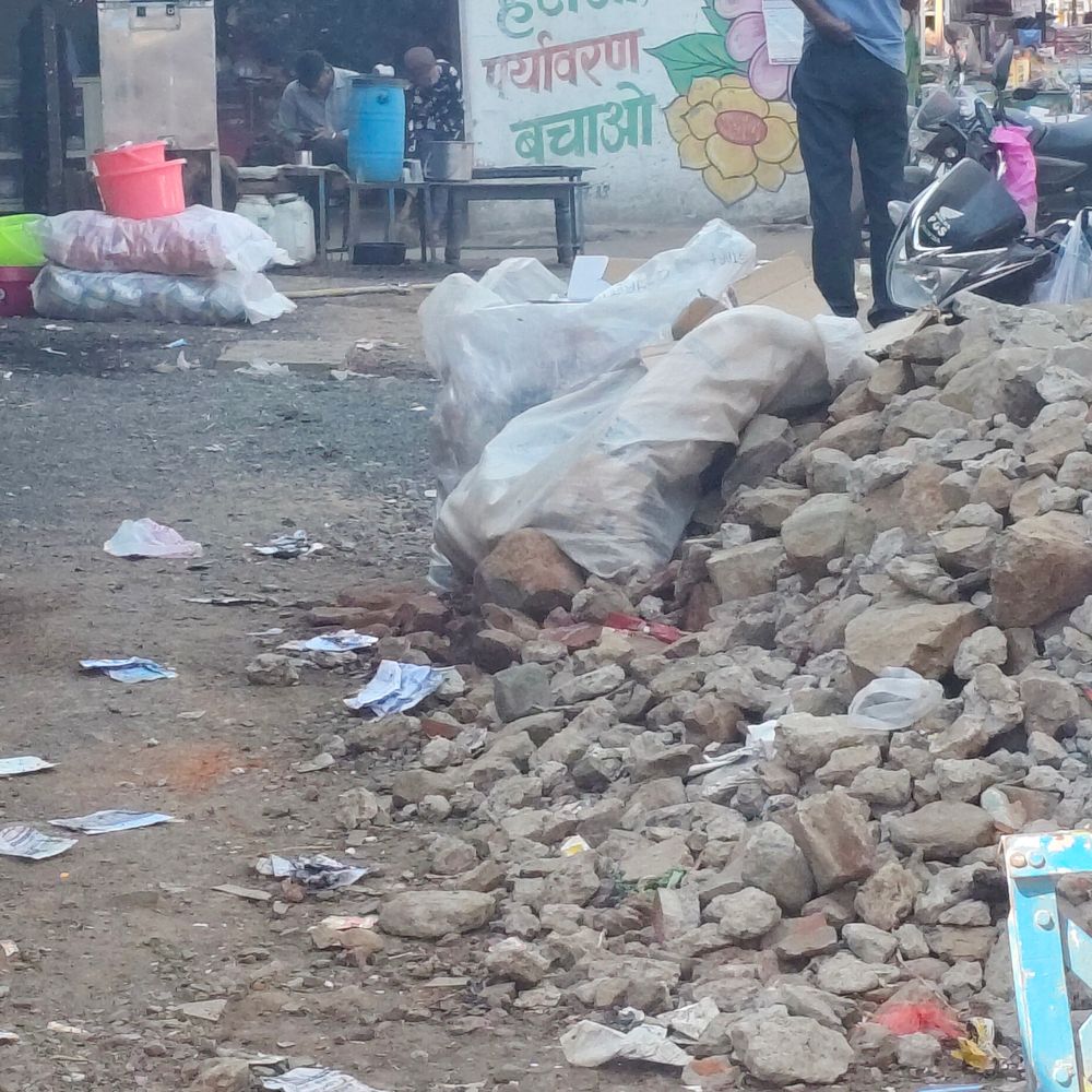 सड़क पर पड़ी निर्माण सामग्री