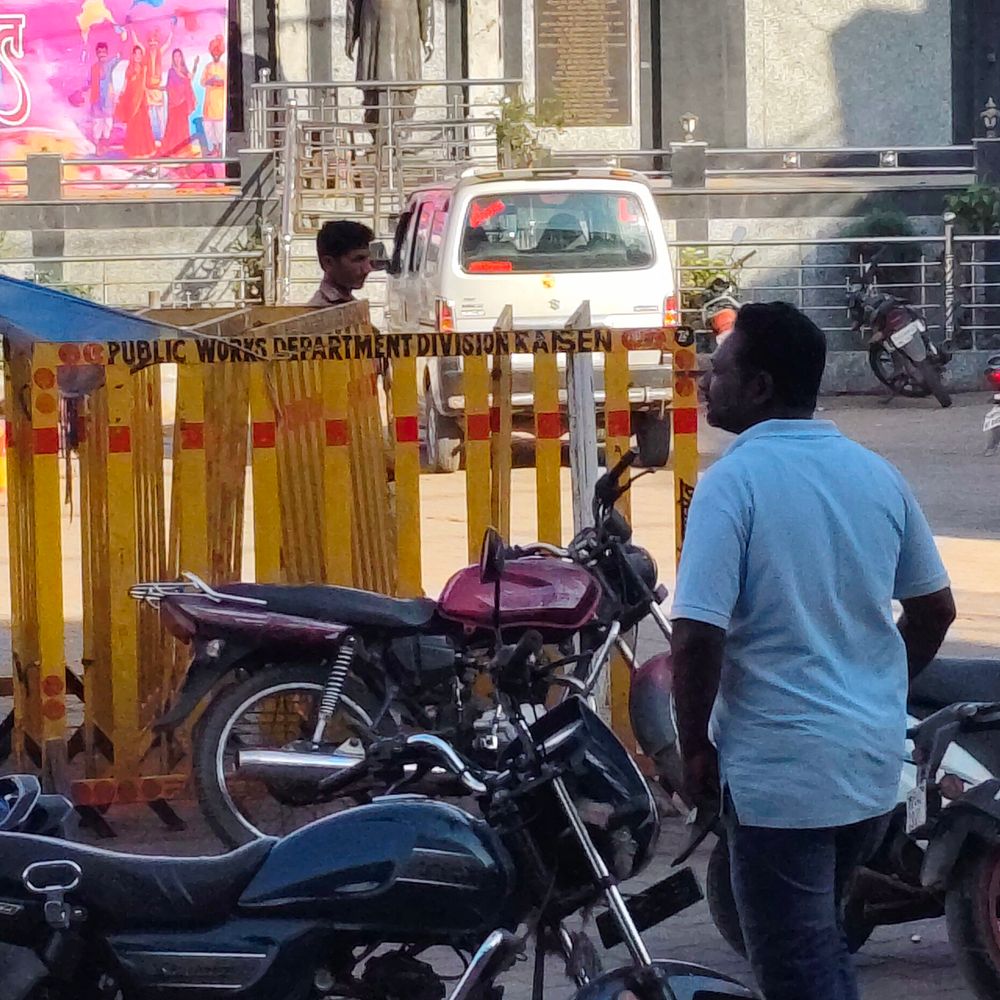 बस स्टैंड पर पड़े बैरिकेड्स से आ​ए दिन जाम के हालात